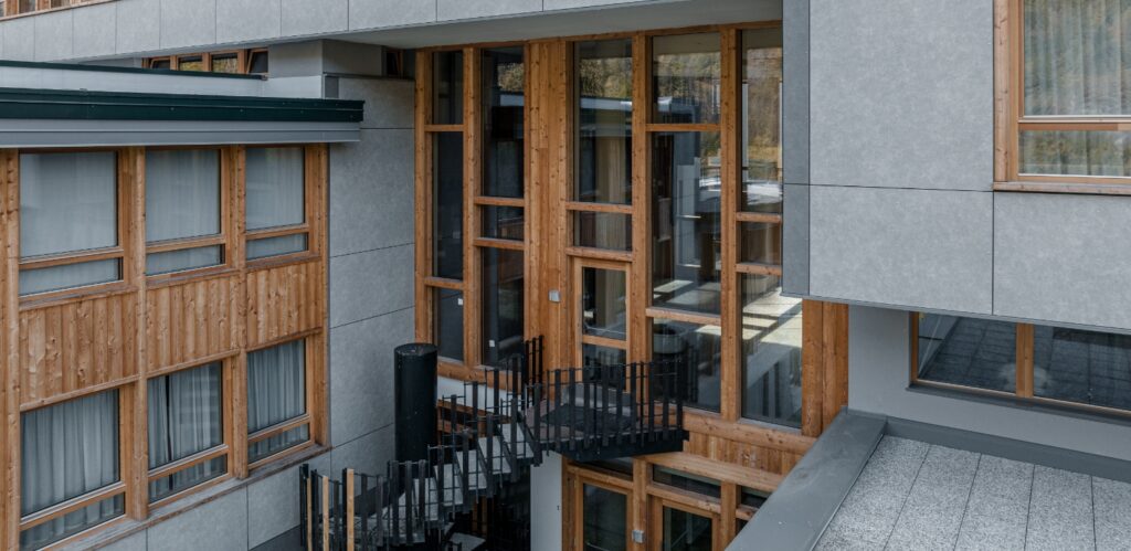 residence lago rotondo ricchi dettagli in legno sulla struttura esterna
